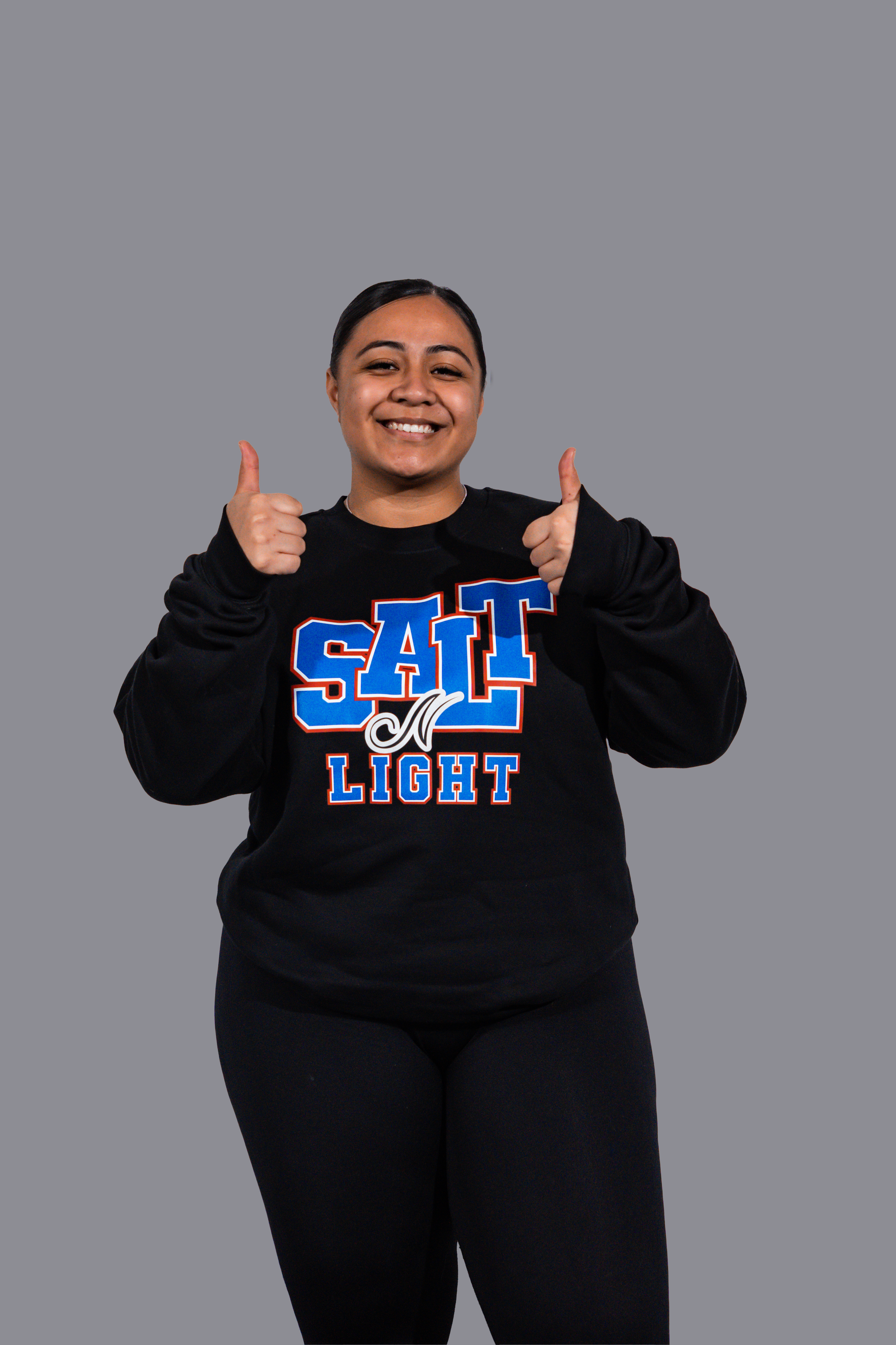 Female model is wearing Men's 2XL